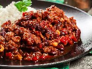 Рецепта Лесна рецепта за чили кон карне с телешка кайма, боб и царевица от консерва и доматен сос